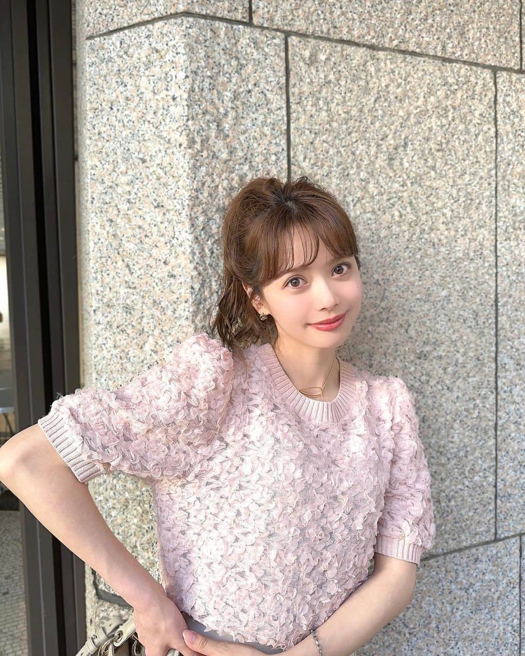 のインスタグラム：「💗💗  珍しく私服でピンクですっっ◡̈  @titivatejp のトップスだよん！ 色めっちゃ迷ったけどこの優しいピンクに惹かれて…\♡/  今度はデニムに合わせようっと💭  #titivate #ティティベイト #titivatestyle　 #タイアップ #シアーフリルレースプルオーバー #大人カジュアル　#春コーデ　#トレンドコーデ #イエベ秋 #骨格ナチュラル」