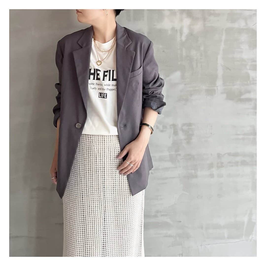 エリオポールのインスタグラム：「2023 Summer Collection  the Ellison JK (bio linen st)  49.500yen / HÉLIOPÔLE   Ref: 13003051012HN Color: Brown Siz: 36. 38  T shirt  5.280yen / GOOD ROCK SPEED  Ref: 13373009051GN Color: Ivory Siz: F  Skirt  20.900yen / HÉLIOPÔLE   Ref: 13003069067HN Color: Black. Beige Siz: 38  店舗にてお電話による通販対応も承っております。  HELIOPOLE代官山店  03 3770 6438  HELIOPOLE 札幌店  011 209 5455  HELIOPOLE 広島店  082 542 7033   @heliopole_official #HELIOPOLE  #エリオポール」