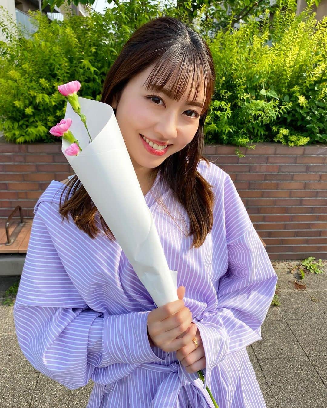 小山ひかるのインスタグラム：「もうすぐ母の日💐  ピンクのカーネーションの花言葉は 「感謝」や「気品」 「温かい心」「美しい仕草」だ そうです😊✨  母の日には 普段言えない感謝の気持ちを 皆さん伝えましょう〜❤️ . . #カーネーション #お花 #お花のある暮らし #flowers #母の日 #mothersday」