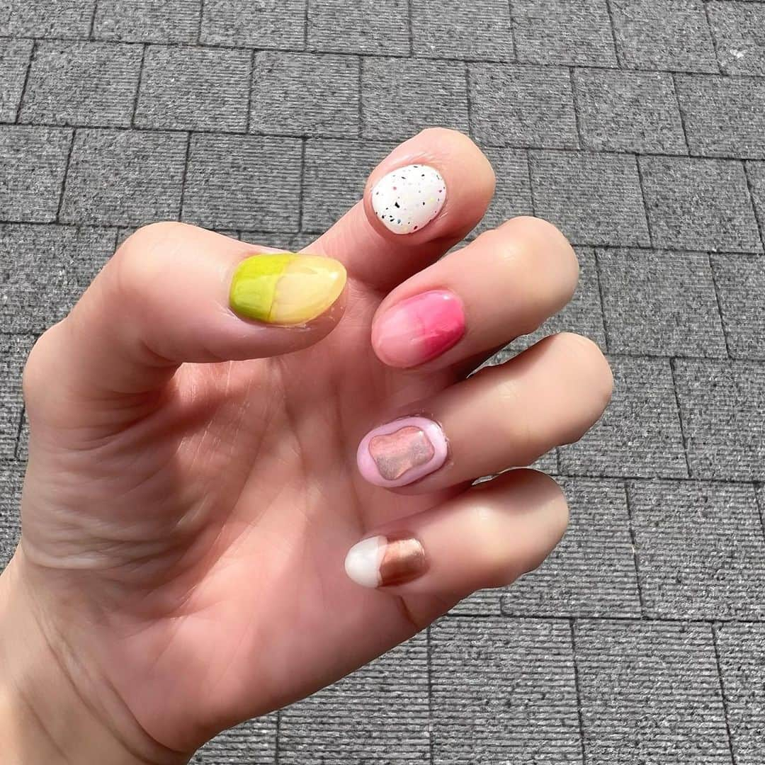 岡部玲子さんのインスタグラム写真 - (岡部玲子Instagram)「現在のネイル💅  好き❤️がいっぱい✨  (@creis_nail )さんに 気分と 気になるデザインを伝えて ぜーんぶ詰め込んで頂いたら とんでもなく可愛くて 気持ちが上がるデザインになっていました🥹  いつも素敵なネイルにして頂き 感謝です🙏✨  そろそろネイルチェンジの時期なのですが あと少し カラフルネイルを満喫します💅✨  最近ちょっと疲れていたので ホントこの元気カラーに救われている…🥹  もう気持ちがモヤモヤしていて 洋服爆買いしそうで危ないです…(笑)😂  週末🏇頑張ります💪  #岡部玲子 #タレント　#レポーター　#競馬キャスター　#競馬　#プライベート　#ネイル　#カラフルネイル　#好きがいっぱい　#nails」5月11日 21時19分 - reiko_okabe