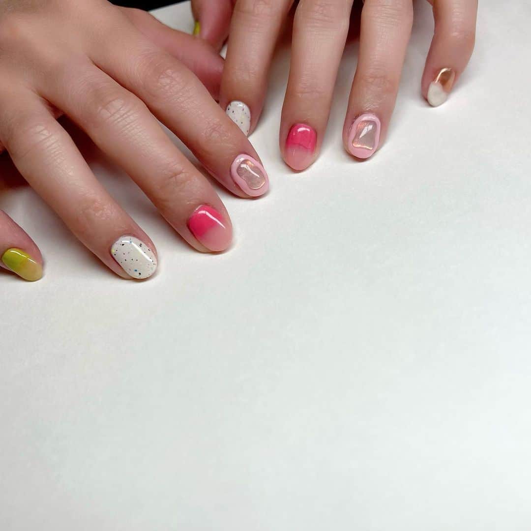 岡部玲子のインスタグラム：「現在のネイル💅  好き❤️がいっぱい✨  (@creis_nail )さんに 気分と 気になるデザインを伝えて ぜーんぶ詰め込んで頂いたら とんでもなく可愛くて 気持ちが上がるデザインになっていました🥹  いつも素敵なネイルにして頂き 感謝です🙏✨  そろそろネイルチェンジの時期なのですが あと少し カラフルネイルを満喫します💅✨  最近ちょっと疲れていたので ホントこの元気カラーに救われている…🥹  もう気持ちがモヤモヤしていて 洋服爆買いしそうで危ないです…(笑)😂  週末🏇頑張ります💪  #岡部玲子 #タレント　#レポーター　#競馬キャスター　#競馬　#プライベート　#ネイル　#カラフルネイル　#好きがいっぱい　#nails」