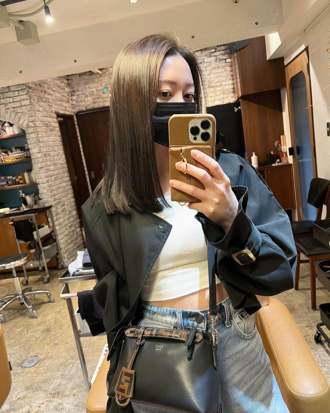 のインスタグラム：「また髪の毛切りました✂️ 今回は５センチ🤏🏻 ここまで短いのは何年振りだろう！どんどん短くなるw  ライトで少し明るく見えるけど、実際は毛先くらいのトーンです💇🏻‍♀️  最近は巻き髪ほとんどしないので、ストレートでもお洒落な感じで。でも可愛くはしないでほしい。見た目の重たさは残すけど、重たいのは嫌。というワガママオーダーに答えてくれて有難う @ky0suke 🤣🤣🤲🏻✨  #hair #hairstyle #haircolor #헤어 #헤어스타일 #헤어컬러 #ロングヘア」