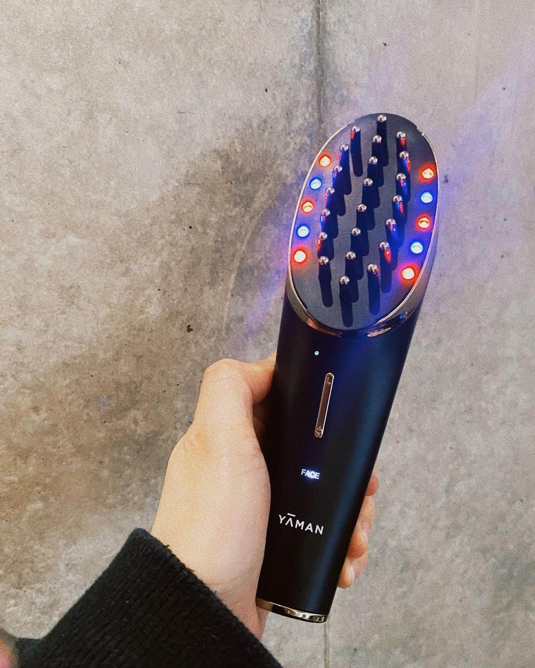 土田瑠美さんのインスタグラム写真 - (土田瑠美Instagram)「最近お気に入りの頭皮&フェイスケアグッズ。  YA-MANのヴェーダスカルプブラシBS for salonは 日々の疲れで硬くなった頭皮の血行を良くし、細毛や白髪予防に使用しています。 何よりフェイスラインのリフトアップの即効性を感じるので 朝と夜のスキンケア後に使用しています。  頭皮用とフェイス用のアタッチメントが変えれるのもとっても嬉しい◎ 日々のケアに欠かせないアイテムです☺️  私のInstagramトップ画URL SALON,s MARKETI/Rumi's selectionより 商品詳細はご覧頂く事が出来、ご購入もいただけます。  サロンズマーケット会員ご登録はトップ画URLの 会員登録バナーよりお願い致します🙇‍♀️    YA-MANヴェーダスカルプブラシ BS for salon 1台で頭皮にもフェイスラインにも使えるブラシ型デバイス ■For Scalp -地肌を整えながら刺激- 髪の生え際から頭頂部に向かって引き上げるように動かすことで、頭皮だけでなくお顔までリフトケアします。 ■For Face -お肌を刺激し、ハリのある表情へ- 口元、フェイスラインなどを引き上げるように動かすことでリフトケアします。 2つのモード ※ヘッドを装着すると自動でモードの切り替えが可能です。 ■エレクトロカレントモード -すこやかな地肌へ- 独自のエレックトロカレントで肌表面をパチパチと心地よく刺激。 さらに毎分約7,000回の振動とイオン導出の同時出力で汚れを除去します。 ■モイストモード -頭皮やスキンケアの仕上げに- エステサロンで使用される赤色･青色LEDを搭載。 さらにバイブレーションとイオン導入で肌ケアをサポート。 頭皮用美容液や化粧水との併用もおすすめです。  #ヤーマン #ヤーマンプロ」5月11日 21時21分 - ru0711