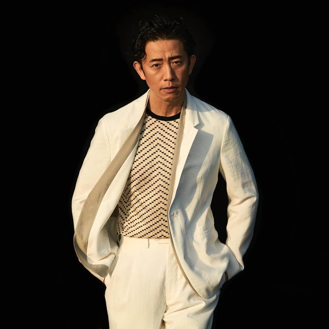 長山一樹のインスタグラム：「四半世紀キャリアを積んできた男の渋さ。 あと少しで姿を消す西陽を追いかけ、50台は停めれるであろう周りに人工物がほとんどない駐車場で暗幕を吊るして撮った写真。この撮影後、中年の男達だけで味の濃いラーメン食べて帰ったな。  OCEANS最新号のブランド新連載にてGIORGIO ARMANIのページを撮影させていただきました。  @oceans_magazine  @giorgioarmani  Model @sakurai_takashi  Director @baronkamiyama  Stylist @ryotayamada______  Hair @amano_onama  Photographer @kazuki_nagayama   #oceans  #giorgioarmani  #photography #portrait #hasselblad #midiumformat #写真  #ポートレート #ハッセルブラッド #中判カメラ #長山一樹  #kazukinagayama」