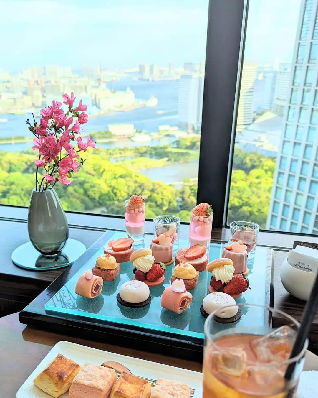 三宅裕子のインスタグラム：「⁡🌸🍓 ⁡⁡ ⁡@conrad_tokyo ⁡ ⁡⁡先日postした⁡ ⁡コンラッド東京⁡⁡ ⁡28階にある ⁡𝕋𝕨𝕖𝕟𝕥𝕪 𝔼𝕚𝕘𝕙𝕥 ⁡⁡の アフタヌーンティー 🧁𓈒 .*･ﾟ　⁡ ⁡⁡ ⁡この日は晴れていて⁡ ⁡景色もとてもきれいでした✨⁡ ⁡#浜離宮恩賜庭園 がみられるの♡⁡⁡ ⁡混んでいて相席なるかも？と⁡ ⁡覚悟してたけれど良い席で⁡ ⁡大満足な時間を過ごせました🥰 ⁡ ⁡⁡⁡ ⁡.*･ﾟ　.ﾟ･*. ⁡偏食少食な娘も⁡成長して 結構食べられるようになったので⁡ ⁡量の多いアフタヌーンティーも⁡ ⁡一緒に行けるようになってきて ⁡嬉しい🫶⁡⁡ ⁡  この桜ストロベリーの⁡ ⁡グレイスフル・アフタヌーンティー☕️⁡ ⁡本当可愛くて⁡もちろん美味しかった♡⁡ ⁡⁡⁡ ⁡現在は⁡ #抹茶アフタヌーンティーinzengarden ⁡ ⁡になっています꒰ 🍵 ꒱⁡ ⁡⁡ ⁡⁡⁡ ⁡.*･ﾟ　.ﾟ･*.⁡ ⁡⁡ ⁡⁡ ⁡ #コンラッド東京⁡ ⁡ #conradtokyo ⁡ ⁡ #ホテルアフタヌーンティー⁡ ⁡ #汐留 #新橋⁡ ⁡ #スイーツ好きな人と繋がりたい⁡ ⁡ #sweets  #アフタヌーンティー⁡ ⁡ #親子でお出かけ  #⁡⁡中学生ママ⁡ ⁡ #女の子ママ⁡」