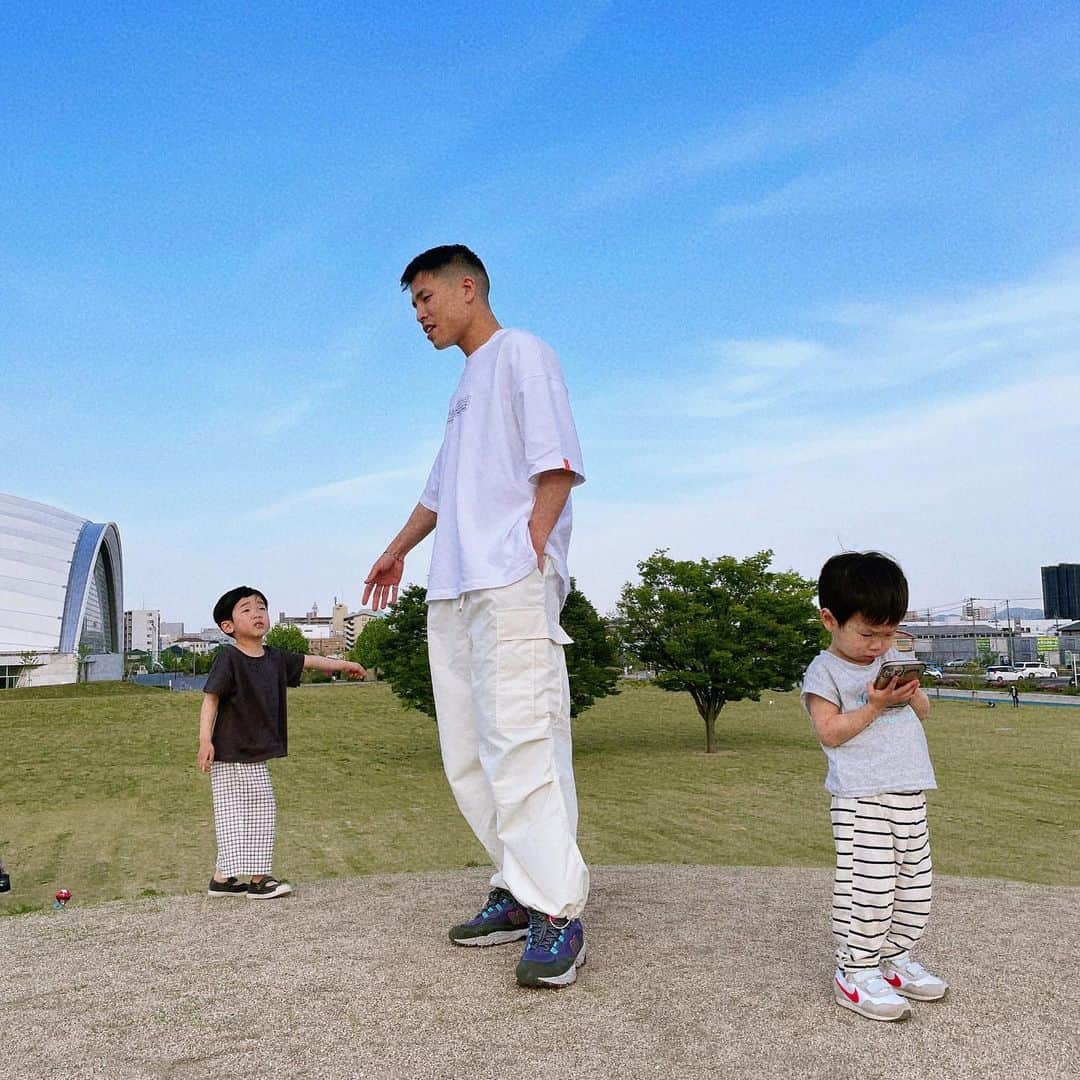 のインスタグラム：「✈️☀️ #rusiiコーデ #rusii #tightbooth #senseofplace #newbalance」