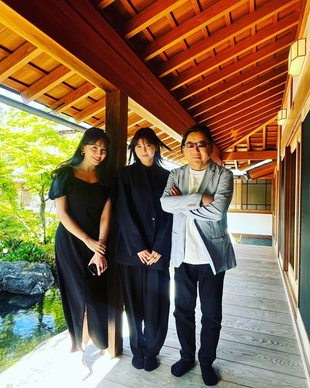 秋元康のインスタグラム：「#滋賀県#比良山荘#月鍋#熊鍋#小嶋陽菜#渡邉理佐#佐久間宣行  今季、最後の熊鍋と花山椒と筍。 「比良山荘」の女将さんが、バースデーケーキを用意していますのでくれました。 ありがとうございます。 ケーキ屋さんの名前を聴くのを忘れてしまいましたが、とても美味しいケーキでした。  料理の撮影は佐久間宣行ですが、最後の脚を長く見せる写真は、小嶋陽菜の撮影です。」