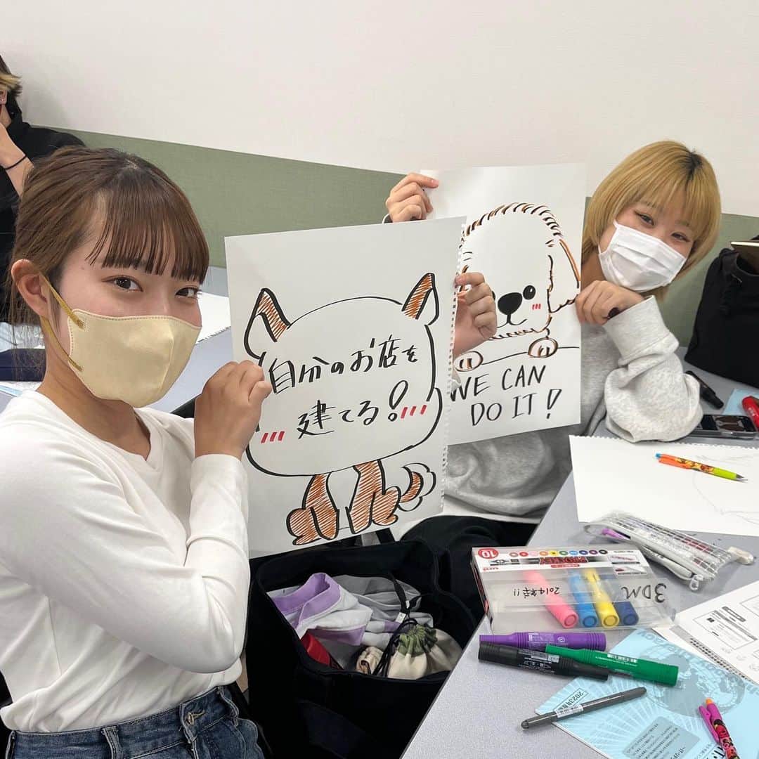 大阪ECO動物海洋専門学校のインスタグラム：「.  🎀🐩ペットトリマー&エステティシャン専攻✂️🛁  夢パネル作成📝💫  トリマー学生のみんなは、どんな夢を描いているのでしょうか🤭💕💭 自分自身の目標をパネルに書いてもらいました〜✊🏻♡  「自分のお店を建てる！」「WE CAN DO IT！」どれも前向きでわくわくする素敵な夢です🥹✨✨ 他にも、「幸せになる」「家族に恩返しする」と気持ちがほっこりするような夢を書いてくれた学生もいました☺️🤍💞  先生たちは、大阪ECOの学生それぞれが持つ夢や目標を叶えられるように、日々全力でサポートします！🌈🏃🏻‍♂️🌟  本格的に授業もスタート！👨🏻‍🏫👟 楽しい校内のイベントも盛りだくさんです🤹🏻‍♀️🌼 充実した学校生活を送れるように、 何事も一生懸命に楽しんで頑張っていきましょう〜❤️‍🔥✌🏼☀️  #大阪eco動物海洋専門学校 #大阪eco #動物専門学校 #動物園動物飼育専攻 #動物飼育 #動物園 #水族館 #飼育員 #ドルフィントレーナー #アクアリスト #動物看護師 #トリマー #ドッグトレーナー#動物好きと繋がりたい #犬好きと繋がりたい」