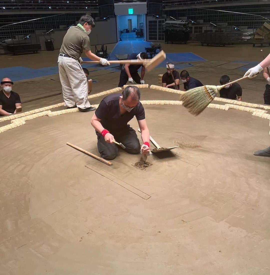 日本相撲協会さんのインスタグラム写真 - (日本相撲協会Instagram)「土俵築  呼出による、土俵築が3日間にわたり行われました。 様々な作業を経て完成する土俵。  今場所はその土俵上でどんな戦いが繰り広げられるのか。 五月場所まであと3日です！  @sumokyokai #sumo #相撲 #お相撲さん#東京 #両国  #両国国技館 #japan #japanculture #tokyo #五月場所 #photo」5月11日 21時33分 - sumokyokai