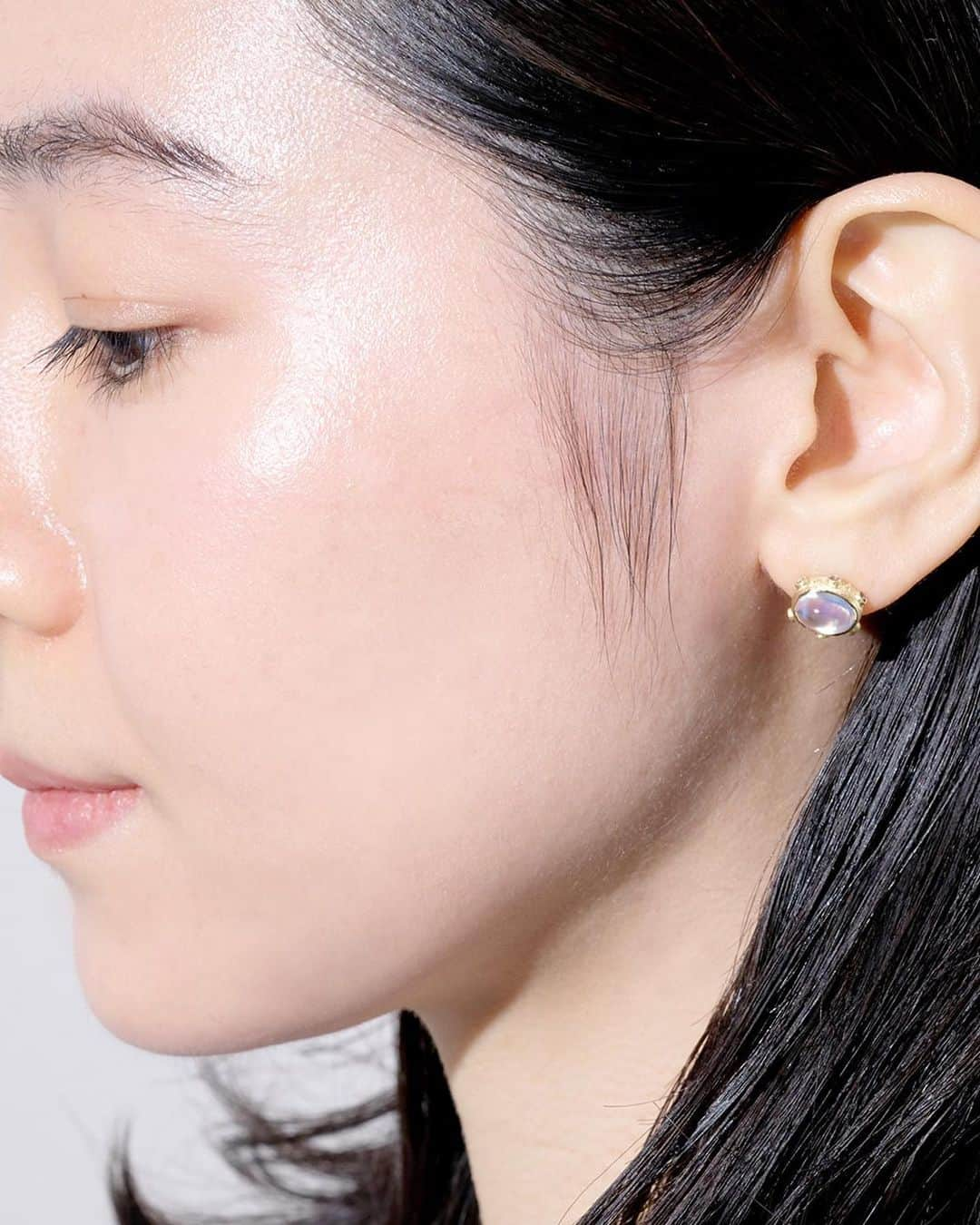 muskaさんのインスタグラム写真 - (muskaInstagram)「bir Rainbow Moonstone Earrings  月の光を内包するような優美なシラーと高い透明度を併せ持つレインボームーンストーンに希少なベキリーブルーガーネットを組み合わせました。高さのあるカボションカットにより、シラーが光をしっかり捉え、神秘的な表情を見せます。ガーネットが横向きに配置されているため、横から見ても美しいデザインです。  #muskajewelry #the6thnight #moonstoneearrings #rainbowmoonstone #showmeyourearrings #ムーンストーン #レインボームーンストーン #ムーンストーンピアス #オーダーメイドジュエリー」5月11日 21時33分 - muska_jewelry