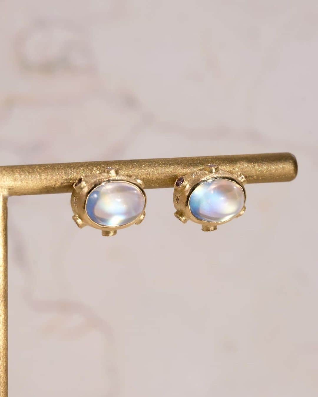 muskaさんのインスタグラム写真 - (muskaInstagram)「bir Rainbow Moonstone Earrings  月の光を内包するような優美なシラーと高い透明度を併せ持つレインボームーンストーンに希少なベキリーブルーガーネットを組み合わせました。高さのあるカボションカットにより、シラーが光をしっかり捉え、神秘的な表情を見せます。ガーネットが横向きに配置されているため、横から見ても美しいデザインです。  #muskajewelry #the6thnight #moonstoneearrings #rainbowmoonstone #showmeyourearrings #ムーンストーン #レインボームーンストーン #ムーンストーンピアス #オーダーメイドジュエリー」5月11日 21時33分 - muska_jewelry