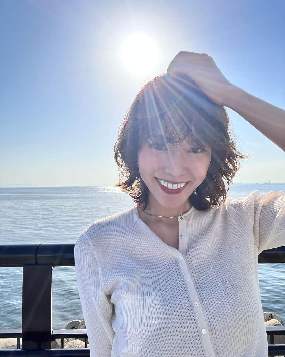 のインスタグラム：「🤍  天気がとっても良かったこの日  あぁ紫外線浴びてるー。 と思いつつもあまりに気持ちよく、 気にせず空気も日差しも たくさん身体にとりこんで🕊  夜しっかり 美容液とパックでケアして問題なし◎  話は変わりますが、 心で会いたいなーって思ってる人と ほんっとに偶然こんなところで？！って場所で 会えたりするときないですか？  里帰りしてきてから、 こんなタイミングで？ここで？と思う場所で 会いたい友達にたまたま会えることが 2回もあり…♥  こういうのって不思議だけど とっても幸せな気持ちになりますね♥  #7 #海 #紫外線ケア  #肌質改善  #美容液 #photooftheday」