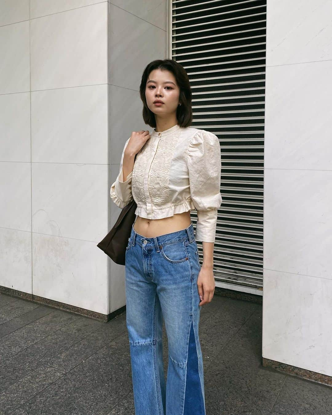 MOUSSY SNAPさんのインスタグラム写真 - (MOUSSY SNAPInstagram)「#MOUSSYSNAP @aika_otanii 164cm  ・M_EMBROIDERY BLOUSE(010GS330-0780) ・LOWRISE REMAKE FLARE(010GSK11-0240) ・POINTED SEETHROUGH SANDALS(010GSS52-0880) 全国のMOUSSY店舗／SHEL'TTER WEBSTORE／ZOZOTOWNにて発売中。  #MOUSSY #MOUSSYJEANS #エンブロイダリーブラウス #刺繍ブラウス #リメイクデニム #ローライズデニム #デニムコーデ」5月11日 21時34分 - moussysnap