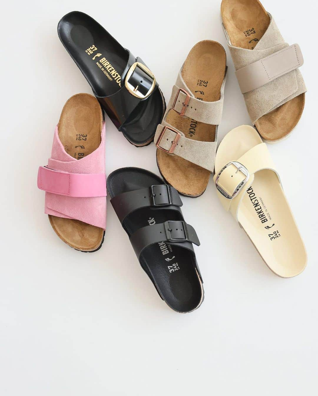 JOURNAL STANDARD relumeさんのインスタグラム写真 - (JOURNAL STANDARD relumeInstagram)「new! "BIRKENSTOCK" ⁡ 大人気のBIRKENSTOCKから新作が登場！ ⁡ ⁡ ⁡ 前回即完売したOOITAに続き、オンラインストアで既に品薄な"KYOTO"。  ⁡ エナメル素材で大人っぽく履ける"MADRID"や、 定番の"ARIZONA"も抑えておきたいところ。 ⁡ ロープライスが嬉しいシャワーサンダルのような"EVA"も、今季注目モデルです✨ ⁡ ⁡ ⁡ -------------------- ⁡ ※5/11(木)本日店頭入荷！ 在庫に関しては取扱店舗までお問い合わせください。 ⁡ 【展開店舗】 ルミネ新宿店 / ルミネ池袋店 / ルミネ町田店 / ルミネ大宮店 テラスモール湘南店 / ららぽーと豊洲店 / ルクアイーレ店  マークイズみなとみらい店 / 天王寺ミオ店 / EXPOCITY店  福岡ももち店 / 浦和パルコ店 / 越谷レイクタウン店 BAYCREW'S STORE 名古屋店 /アミュプラザ博多店  公式オンラインストア ⁡ -------------------- ⁡ 【BIRKENSTOCK】MADRID BIG BUCKLE ¥18,700(税込) no.23093463000720 ⁡ 【BIRKENSTOCK】KYOTO ¥20,900(税込) no.23093463000920 ⁡ 【BIRKENSTOCK】ARIZONA ¥15,400(税込) no.23093463001120 (beige) ⁡ 【BIRKENSTOCK】ARIZONA ¥13,200(税込) no.23093463000820 (black)  【BIRKENSTOCK】ARIZONA EVA ¥7,150(税込) no.23093463001020 ※こちらのみ全店舗にてお取り扱いしております。  ⁡ -------------------- ⁡ #ootd #relumewoman #journalstandardrelume #baycrews #relume #ジャーナルスタンダードレリューム #レリューム #ベイクルーズ #ビルケンシュトック #birkenstock #birken #ビルケン #arizona #kyoto #madrid #arizonaeva #スエードサンダル #シャワーサンダル #サンダルコーデ #今日の足元 #夏サンダル」5月11日 21時29分 - js_relume