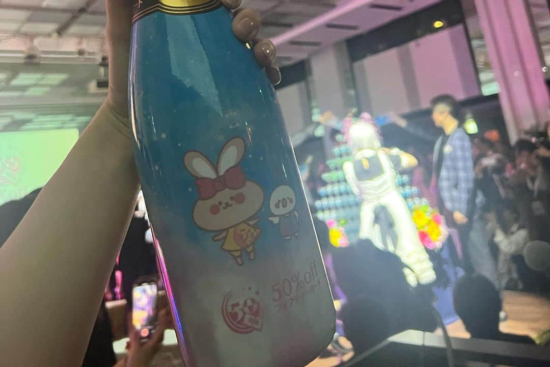 本谷紗己さんのインスタグラム写真 - (本谷紗己Instagram)「美容院、エステ、ネイルや飲食店など、月々500円で指定メニューが毎回半額で利用できるアプリ @50fiftycard_official   グランドオープンパーティー🎉 立ち上げメンバーの1人として参加させていただきました🥰 　  いまは1000店舗のお店が加盟してくださっています🌸 これからどんどん増えて いろんな地域で(和歌山でも)たくさん利用できるようになるといいな🐰🤍  1枚目のお写真は モデルをスタートした頃から撮影してくださっている塩見さんが撮ってくださっていました📸  パーティーではファッションショーや、シャンパンタワー、アドベンチャーワールドの曲やCMソングで有名な 高岡陽子さんのライブや オールドメイドちゃんのステージなどなど🐰🌸 来場者は1000名😳‼︎ お久しぶりの方にもたくさんお会いできて とっても楽しかったです🥹✨  美意識が上がりました🥹🤍🤍  #フィフティーカード #ハイブリッドバンク #ヘアサロン　#サロン　#撮影　#ファッションショー　#美容　#メイク　#毎日半額　#月々500円で通い放題　#」5月11日 21時29分 - sappyon38