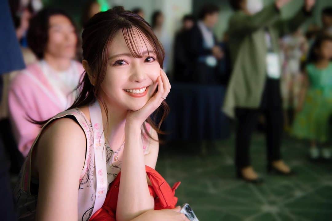 本谷紗己のインスタグラム：「美容院、エステ、ネイルや飲食店など、月々500円で指定メニューが毎回半額で利用できるアプリ @50fiftycard_official   グランドオープンパーティー🎉 立ち上げメンバーの1人として参加させていただきました🥰 　  いまは1000店舗のお店が加盟してくださっています🌸 これからどんどん増えて いろんな地域で(和歌山でも)たくさん利用できるようになるといいな🐰🤍  1枚目のお写真は モデルをスタートした頃から撮影してくださっている塩見さんが撮ってくださっていました📸  パーティーではファッションショーや、シャンパンタワー、アドベンチャーワールドの曲やCMソングで有名な 高岡陽子さんのライブや オールドメイドちゃんのステージなどなど🐰🌸 来場者は1000名😳‼︎ お久しぶりの方にもたくさんお会いできて とっても楽しかったです🥹✨  美意識が上がりました🥹🤍🤍  #フィフティーカード #ハイブリッドバンク #ヘアサロン　#サロン　#撮影　#ファッションショー　#美容　#メイク　#毎日半額　#月々500円で通い放題　#」