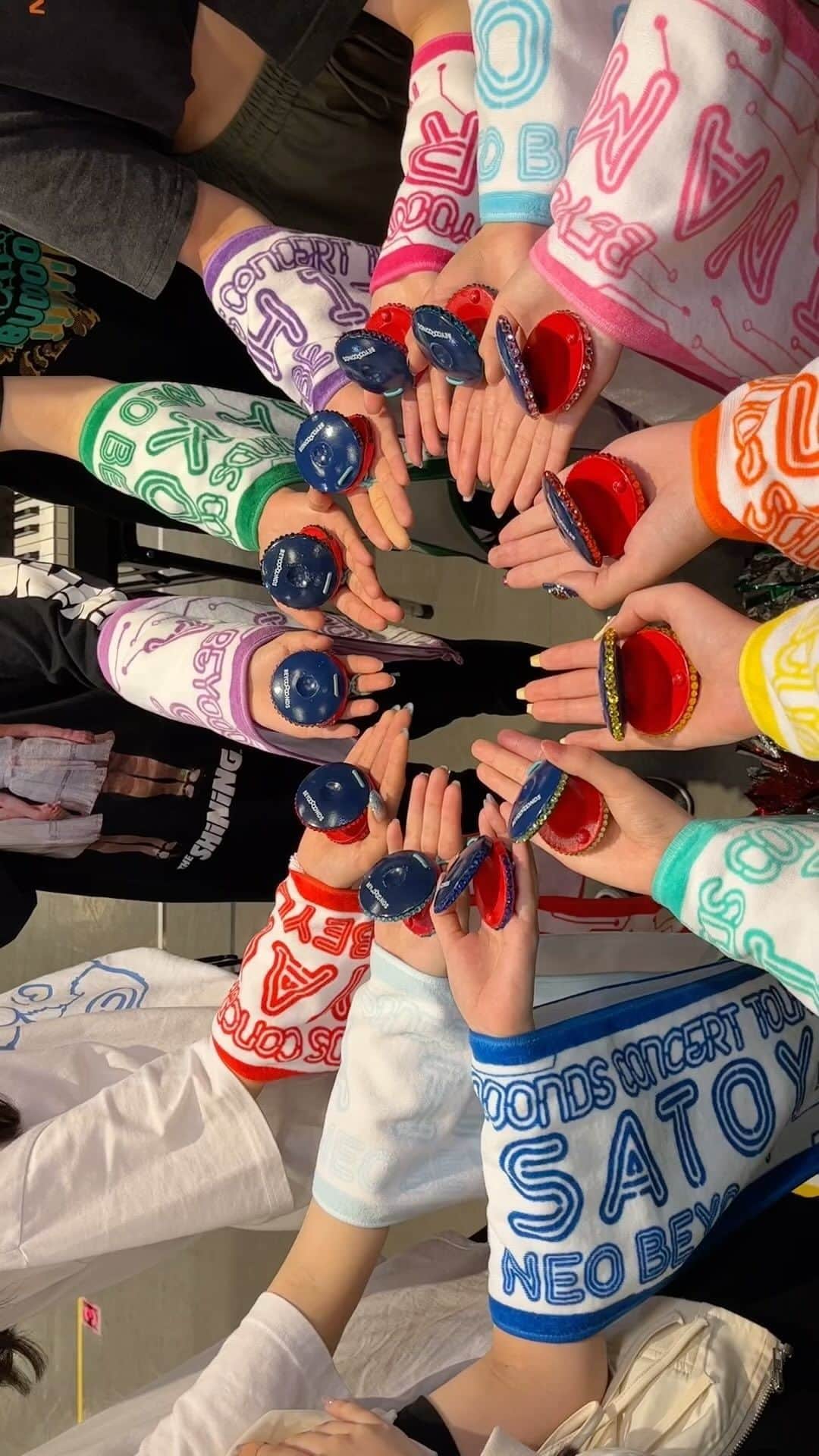 のインスタグラム：「#BEYOOOOONDS です🤚  日本武道館公演まであと4日！ 今日もみんなでリハーサル頑張りました❤️‍🔥  チケット一般販売、本日23:59締切！ あと残りわずかです…！ ストーリーにURL貼りました！ チェックお願いします！(^^)  一緒に最高の時間を過ごしましょう！ お待ちしています！！♡」