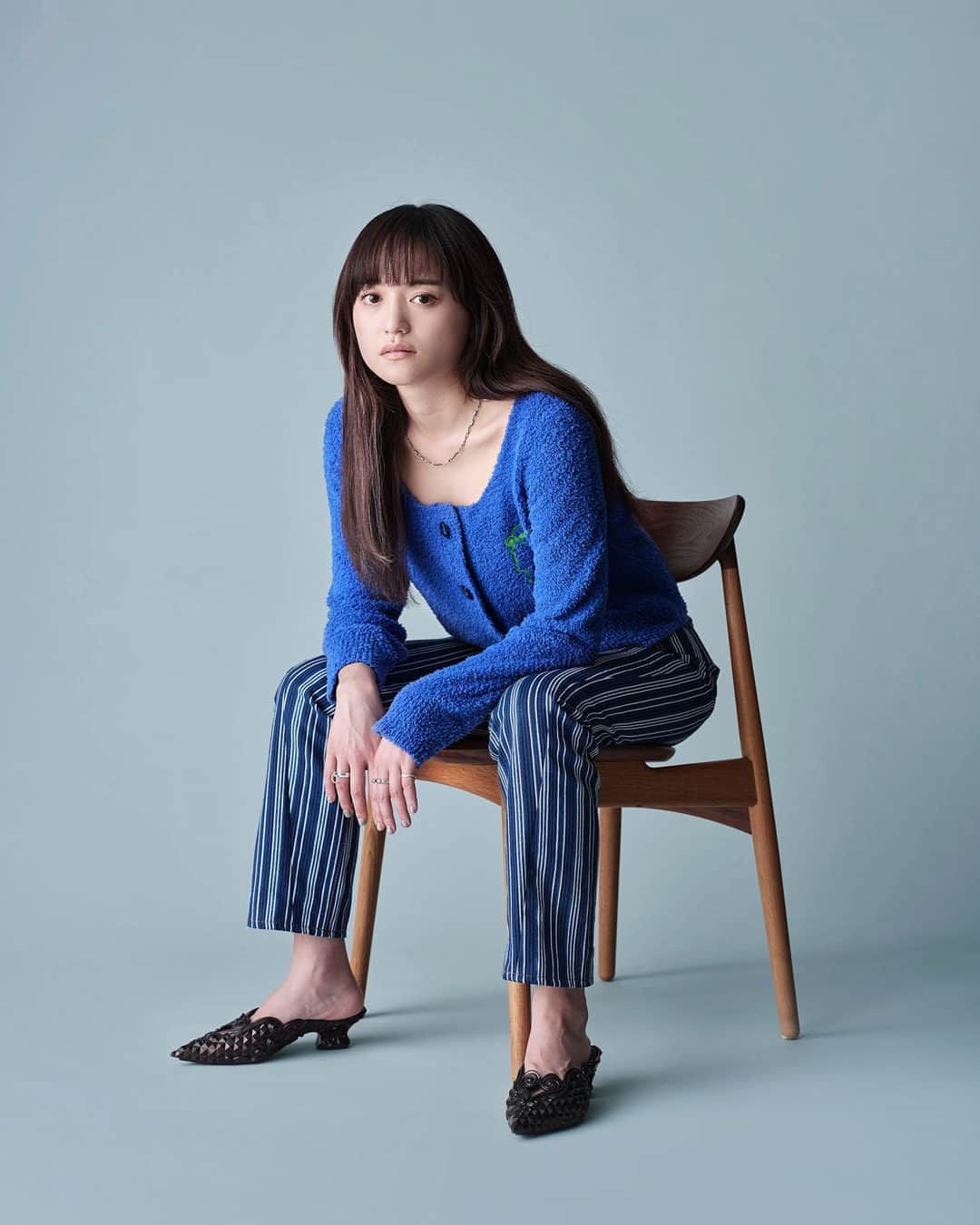 のインスタグラム：「iriがみつけた日常の小さな幸せ──ニューアルバム『PRIVATE』に込められた思いとは？  @gqjapan プロフィールのリンクから記事を✓  #iri   写真・小嶋晋介 スタイリング・服部昌孝 ヘアメイク・久慈愛 文・小松香里 編集・高田景太（GQ）」