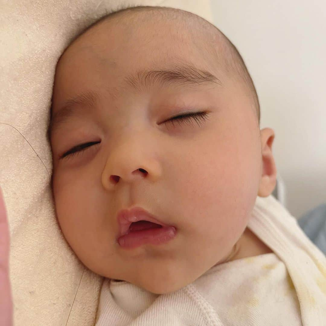 神田咲凛さんのインスタグラム写真 - (神田咲凛Instagram)「スリーピングベイビー👶🏻 おめめとおくち開きがち👀👅  . . . . . . . . . . . . . . . . . . . . #赤ちゃんのいる生活 #赤ちゃんのいる暮らし #赤ちゃんコーデ #赤ちゃん服#赤ちゃんがいる生活 #令和4年ベビー #生後6ヶ月女の子 #新米ママ#新米ママと繋がりたい#新米ママ#新米ママと繋がりたい #ワンオペ#ワンオペ育児 #ママライフ#女の子ママ#5ヶ月ベビー　#成長記録#7ヶ月ベビー」5月11日 21時32分 - t12345vxq