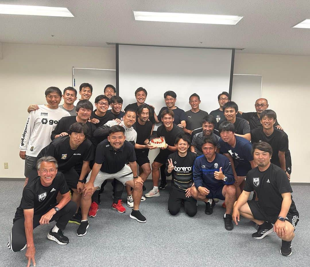 槙野智章さんのインスタグラム写真 - (槙野智章Instagram)「今日で36歳になりました！ サッカー選手を引退をし 次なる目標、夢に挑戦中で、毎日刺激のある毎日です。  今は監督になる中で必要な資格 A級ライセンス合宿中です。  一緒に受講している皆さんに祝って頂けました🤣 36歳になった槙野も宜しくお願いします🙇‍♀️  #誕生日 #A級ライセンス合宿」5月11日 21時32分 - makino.5_official