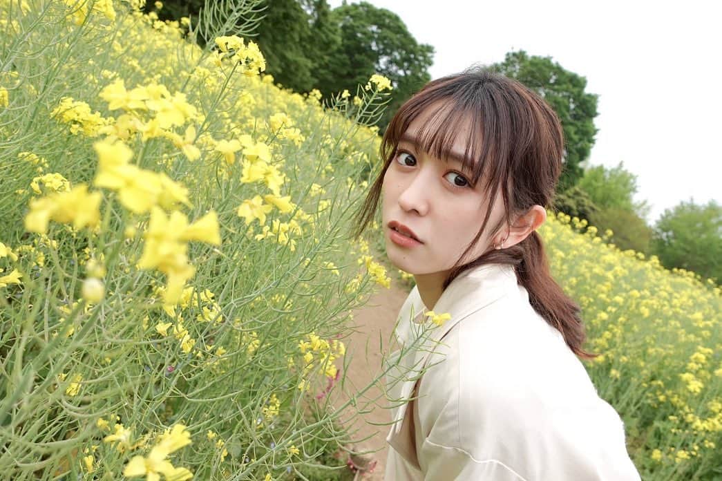 小泉遥香のインスタグラム：「￤𝓯𝓵𝓸𝔀𝓮𝓻…❁⃘*.ﾟ  菜の花かわぃ~  お花に囲まれて幸せな気分になったよ*ˊᵕˋ*  #菜の花 #花 #昭和記念公園 #デート #お花見 #春 #flowers」