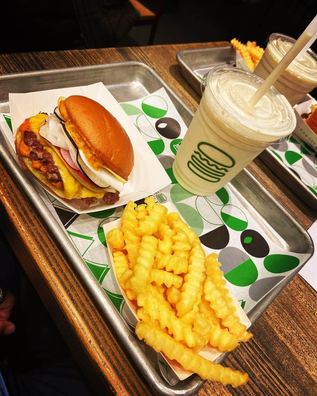 進祐哉さんのインスタグラム写真 - (進祐哉Instagram)「純に誘われてシェイクシャックの試食会へ。  SHAKE SHACK ×  La Cime  和の食材が入ったバーガーめちゃくちゃ美味しかった🍔🔥  都内は外苑いちょう並木店で5月27日1日限定販売みたいです👏  #シェイクシャック  #シェフコラボ  @shakeshackjpn」5月11日 21時41分 - susumu.0114