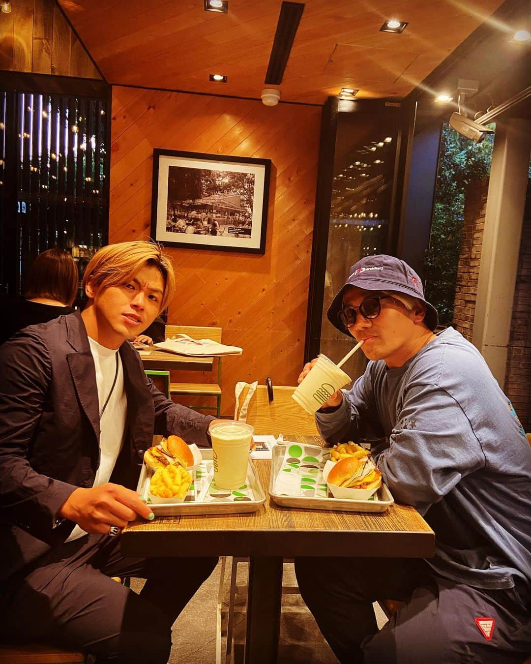 進祐哉のインスタグラム：「純に誘われてシェイクシャックの試食会へ。  SHAKE SHACK ×  La Cime  和の食材が入ったバーガーめちゃくちゃ美味しかった🍔🔥  都内は外苑いちょう並木店で5月27日1日限定販売みたいです👏  #シェイクシャック  #シェフコラボ  @shakeshackjpn」