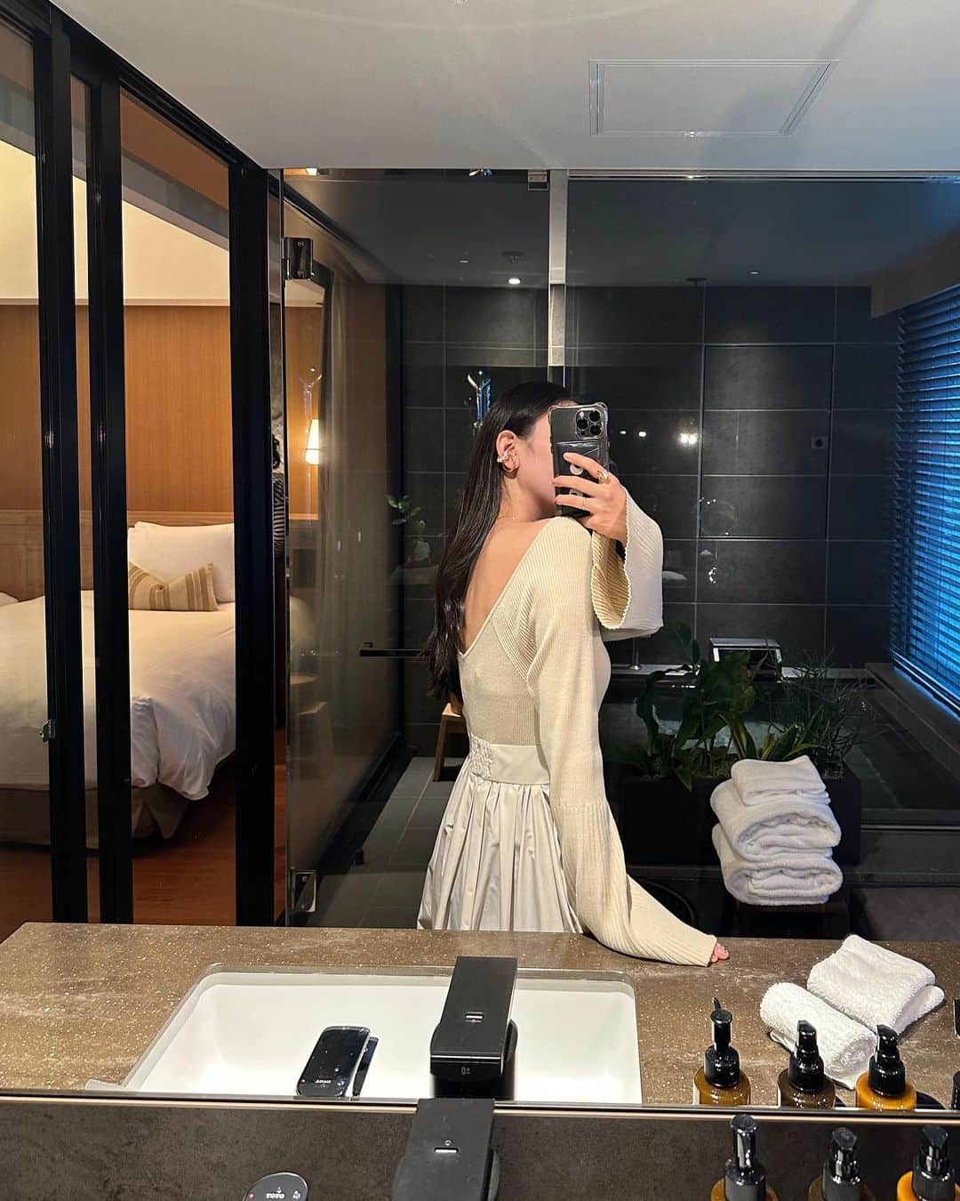 鈴木詩織のインスタグラム：「温泉旅行には楽ちんなJILLのニットワンピを着ていきました♡  背中の開き具合が可愛くてお気に入りっ🥹✨  ⁡  ⁡  #shiorin_styling#jillstuart#ジルスチュアート#ニットワンピース」