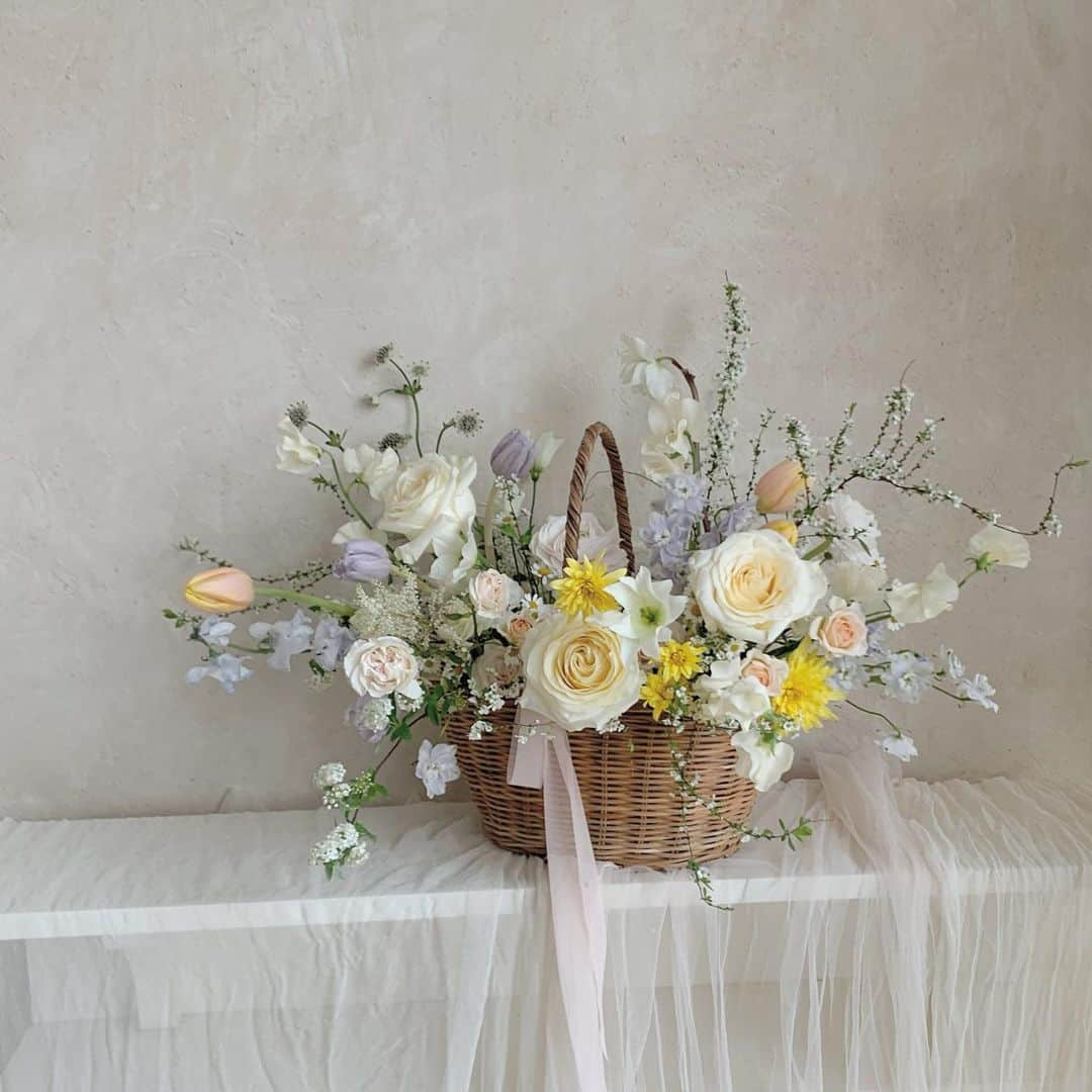 플로리스트 이주연 florist Lee Ju Yeonさんのインスタグラム写真 - (플로리스트 이주연 florist Lee Ju YeonInstagram)「. . Flower basket 🌼 . #바네스꽃바구니 #꽃바구니 #flowerbasket  . 바네스플라워 VANESS FLOWER . Katalk ID vaness52 E-mail vanessflower@naver.com . Paypal payment possible . 서울시 중구 청파로464 브라운스톤서울 101동2806호 📞02-545-6813」5月11日 21時35分 - vanessflower