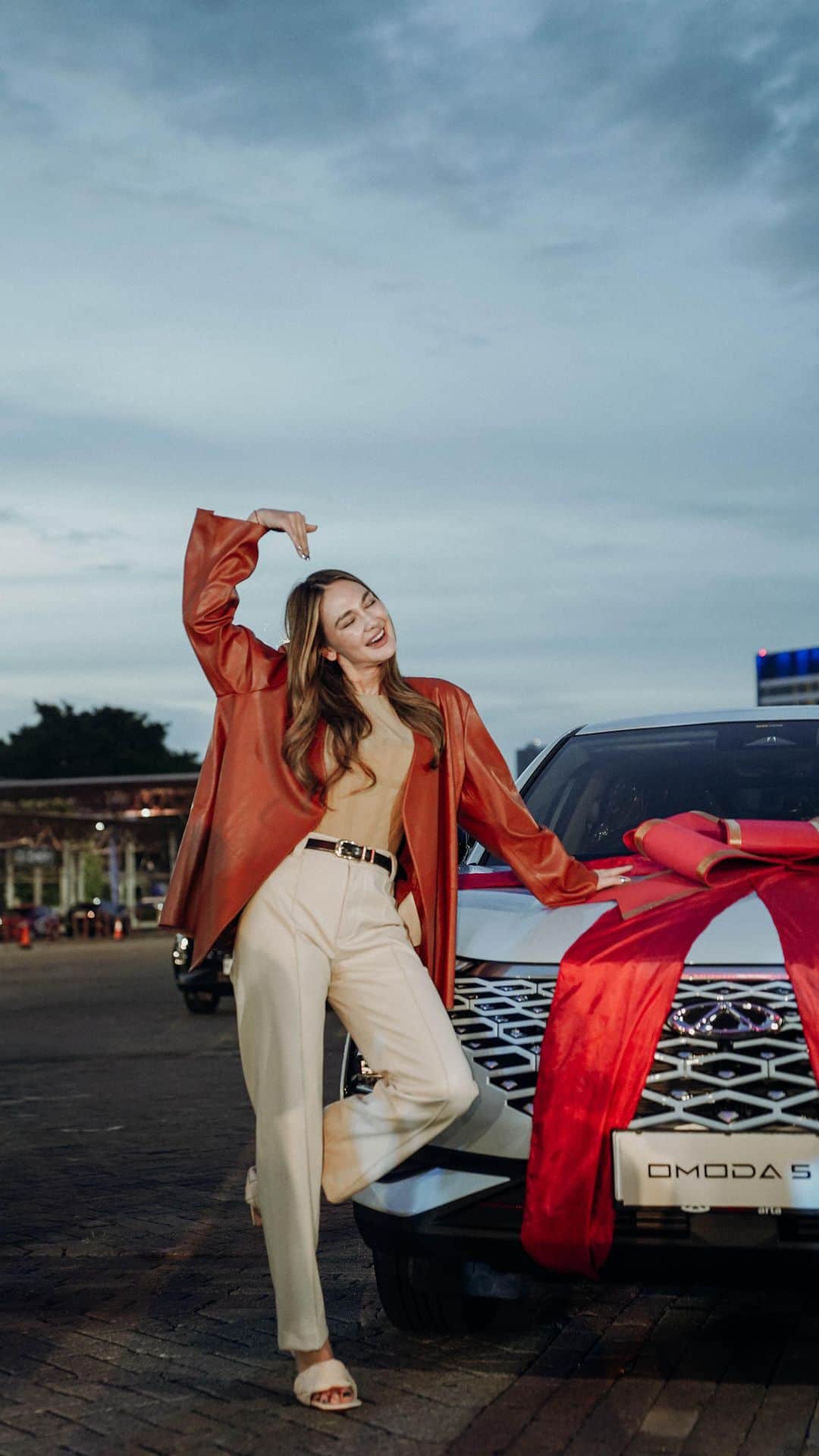 ルナ・マヤのインスタグラム：「Finally! Happy banget SUV Crossover yang aku tunggu-tunggu udah dateng. Handover ceremony Chery Omoda 5 udah dilaksanain di Jakarta International Expo, bulan April lalu.  @cherymotorindonesia   Siapa yang juga udah nggak sabar buat menikmati sensasi berkendara masa depan bersama Chery Omoda 5?」