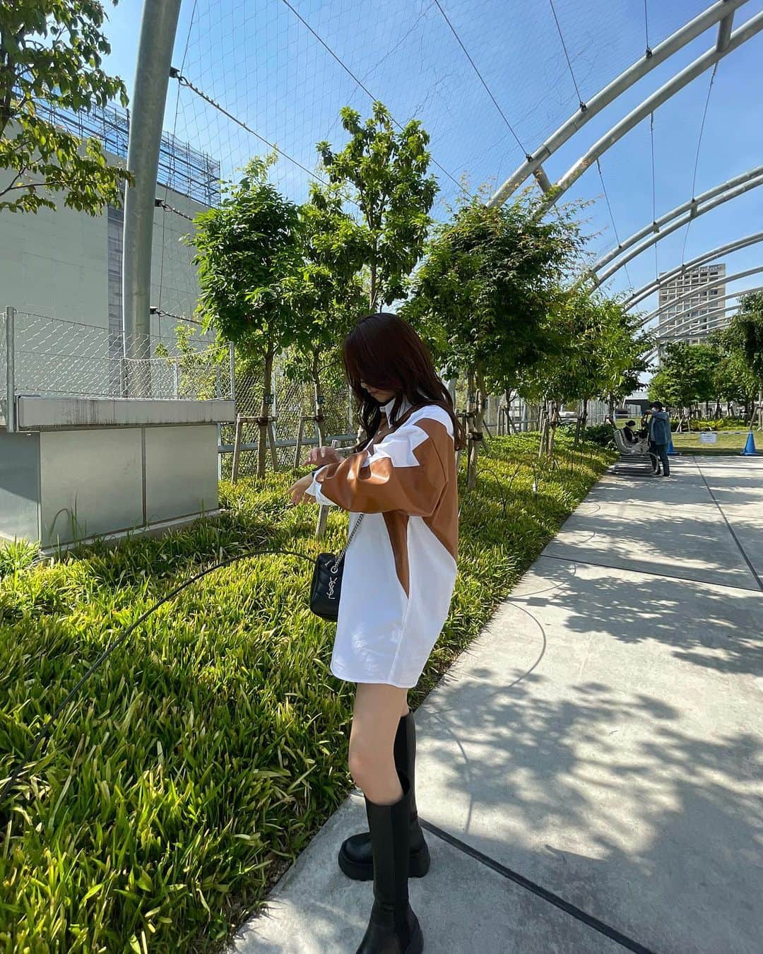 AYAKAさんのインスタグラム写真 - (AYAKAInstagram)「お散歩日和🌞👣 . #宮下パーク #宮下公園 #渋谷 #miyashitapark #シャツワンピース #シャツコーデ」5月11日 21時36分 - ___ayk0125