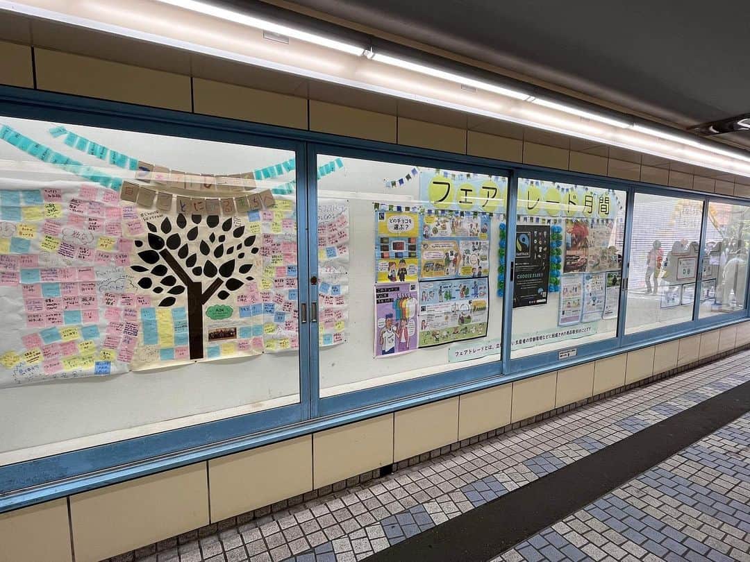 末吉里花のインスタグラム：「鎌倉市がフェアトレード月間に発信をしてくれています！ むか〜しからよく通る鎌倉駅の地下道ですが、ここの展示がいつも素晴らしくて、私はよく立ち止まってじっくり読んでいます。 その地下道の展示が、なんとフェアトレードでジャック！すごい！感激！  木の絵にたくさんのポストイットで埋め尽くされた作品は、鎌倉市がフェアトレードタウンを目指すことになって開催したゼロ次会の際に、みんなで作ったアクションのアイディア集。フェアトレードを自分ごと化するまちへ、ワクワクするようなアイディアがたくさん書かれているので、ぜひ皆さまにも読んでいただきたい！  この展示を通じて、子どもから高齢者まで、たくさんの市民の方々や観光客の皆様にもフェアトレードについて知ってもらえたら嬉しいです😊  #fairtrade #kamakuracity #ethical #鎌倉市 #フェアトレード #エシカル消費 #フェアトレード月間」