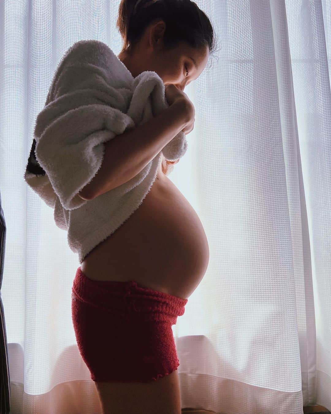 マイコ さんのインスタグラム写真 - (マイコ Instagram)「* 今日でちっちゃな怪獣は産まれて1ヶ月になりました🐣 1ヶ月前はまだお腹にいたのに 新生児と呼ばれる期間ももうおしまい。 あっという間だったけど、 産まれてすぐ酸素補助をつけるくらい 呼吸が弱かった我が子が ミルクも母乳も飲みまくり、 おっきな声で泣きまくり、 オムツからはみ出るくらい💩して、 寝息をたてながら眠る姿に、 生きる強さを教えてもらった1ヶ月。 慣れない育児は大変な事も多いけど、 コメントやDMくれる先輩ママや サクッと会えない代わりに LINEで笑わしてくれる友達たちに パワーもらいながら頑張れています🩷 そして少しずつ少しずつ大きくなってく姿が 何よりママのパワーだしものすごく愛おしいよ🍼👶🏻💗 ・ ・ ・ ・ #赤ちゃんのいる生活#新生児卒業#赤ちゃん#女の子ベビー#生後1ヶ月#4月生まれ#子育てママ」5月11日 21時44分 - maicorori