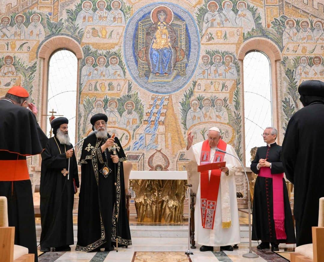 フランシスコ（ローマ教皇）さんのインスタグラム写真 - (フランシスコ（ローマ教皇）Instagram)「EN: I wholeheartedly thank His Holiness Tawadros II, Patriarch of the See of Saint Mark, for his commitment to the growing friendship between the Coptic Orthodox Church and the Catholic Church. May the blessed day quickly draw near when we will be one in Christ!   PT: Agradeço de coração a Sua Santidade Tawadros II, Patriarca da Sé de São Marcos, pelo seu empenho na crescente amizade entre a Igreja Copta-Ortodoxa e a Igreja Católica. Que possa aproximar-se o mais rapidamente o dia abençoado em que seremos um só em Cristo!   ES: Agradezco de corazón a Su Santidad Tawadros II, Patriarca de la Sede de San Marcos, su compromiso en la creciente amistad entre la Iglesia Copta Ortodoxa y la Iglesia Católica. ¡Que el día bendito en que seamos una sola cosa en Cristo llegue con celeridad!   IT: Ringrazio di cuore Sua Santità Tawadros II, Patriarca della Sede di San Marco, per il suo impegno nella crescente amicizia tra la Chiesa copta ortodossa e la Chiesa cattolica. Possa avvicinarsi celermente il giorno benedetto quando saremo una sola cosa in Cristo!   FR: Je remercie Sa Sainteté Tawadros II, Patriarche du Siège de Saint-Marc, pour son engagement en faveur de l'amitié croissante entre l'Église copte orthodoxe et l'Église catholique. Puisse le jour béni où nous ne ferons plus qu'un dans le Christ approcher rapidement!   PL: Dziękuję Jego Świątobliwości Tawadrosowi II, Patriarsze na Stolicy św. Marka, za jego zaangażowanie w budowanie przyjaźni między koptyjskim Kościołem prawosławnym i Kościołem katolickim. Oby jak najszybciej nadszedł dzień, kiedy będziemy jedno w Chrystusie!」5月11日 21時44分 - franciscus