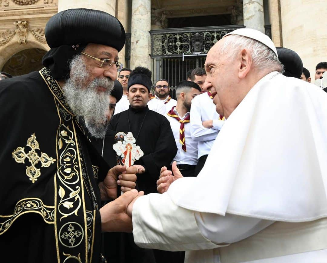 フランシスコ（ローマ教皇）さんのインスタグラム写真 - (フランシスコ（ローマ教皇）Instagram)「EN: I wholeheartedly thank His Holiness Tawadros II, Patriarch of the See of Saint Mark, for his commitment to the growing friendship between the Coptic Orthodox Church and the Catholic Church. May the blessed day quickly draw near when we will be one in Christ!   PT: Agradeço de coração a Sua Santidade Tawadros II, Patriarca da Sé de São Marcos, pelo seu empenho na crescente amizade entre a Igreja Copta-Ortodoxa e a Igreja Católica. Que possa aproximar-se o mais rapidamente o dia abençoado em que seremos um só em Cristo!   ES: Agradezco de corazón a Su Santidad Tawadros II, Patriarca de la Sede de San Marcos, su compromiso en la creciente amistad entre la Iglesia Copta Ortodoxa y la Iglesia Católica. ¡Que el día bendito en que seamos una sola cosa en Cristo llegue con celeridad!   IT: Ringrazio di cuore Sua Santità Tawadros II, Patriarca della Sede di San Marco, per il suo impegno nella crescente amicizia tra la Chiesa copta ortodossa e la Chiesa cattolica. Possa avvicinarsi celermente il giorno benedetto quando saremo una sola cosa in Cristo!   FR: Je remercie Sa Sainteté Tawadros II, Patriarche du Siège de Saint-Marc, pour son engagement en faveur de l'amitié croissante entre l'Église copte orthodoxe et l'Église catholique. Puisse le jour béni où nous ne ferons plus qu'un dans le Christ approcher rapidement!   PL: Dziękuję Jego Świątobliwości Tawadrosowi II, Patriarsze na Stolicy św. Marka, za jego zaangażowanie w budowanie przyjaźni między koptyjskim Kościołem prawosławnym i Kościołem katolickim. Oby jak najszybciej nadszedł dzień, kiedy będziemy jedno w Chrystusie!」5月11日 21時44分 - franciscus