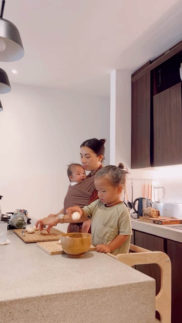 Jennifer Bachdimのインスタグラム：「Realistic afternoon/evening as a Mom of 4, from laundry to more laundry, cooking, toddler tantrums, dinner and cleaning up 😅❤️ #Momlife #teamBachdim #AdaywithMamaJen」