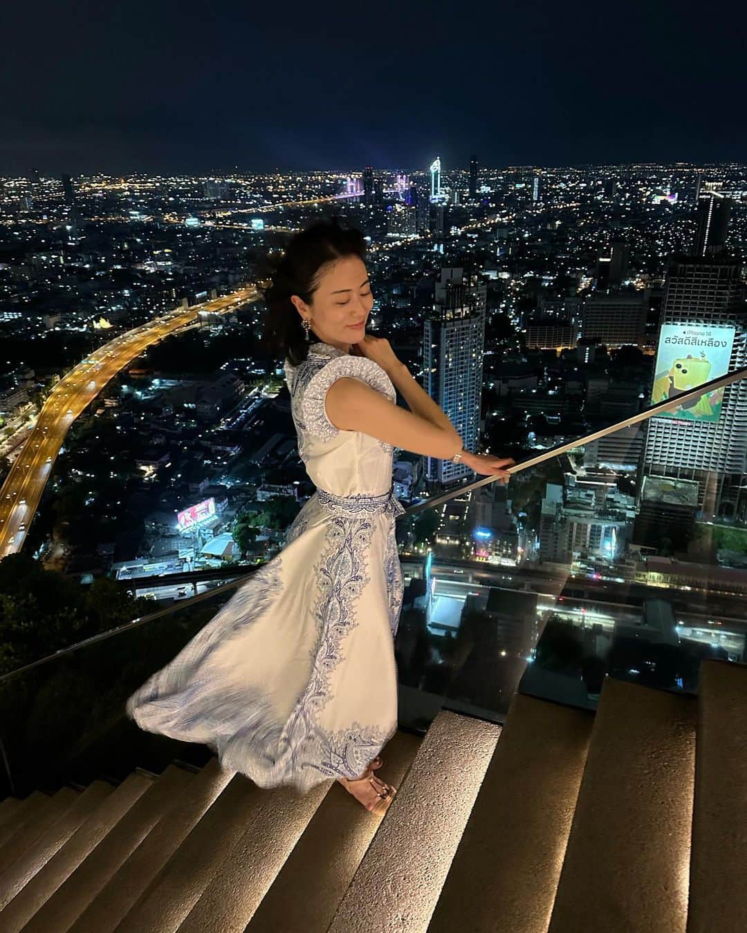 のインスタグラム：「. . 台湾の友達がタイに行くと結構皆行ってるイメージのルーフトップバー。 何個もGoogleマップにピン打ってた中の内の一つに行けた！！ ⁡ 都会の夜景大好き！！！！ ⁡ ⁡ ⁡ ⁡ 我在Google地圖上紀錄了許多roof top bar. 曼谷有很多非常好看的酒吧。 我這次終於可以去了其中之一家。 我從小時候一直超愛看夜景。 ⁡ 台灣的位置真的很方便捏〜短短三個小時就到了泰國！  #タイ #バンコク #64階 #撮影の場所だけ凄い風」