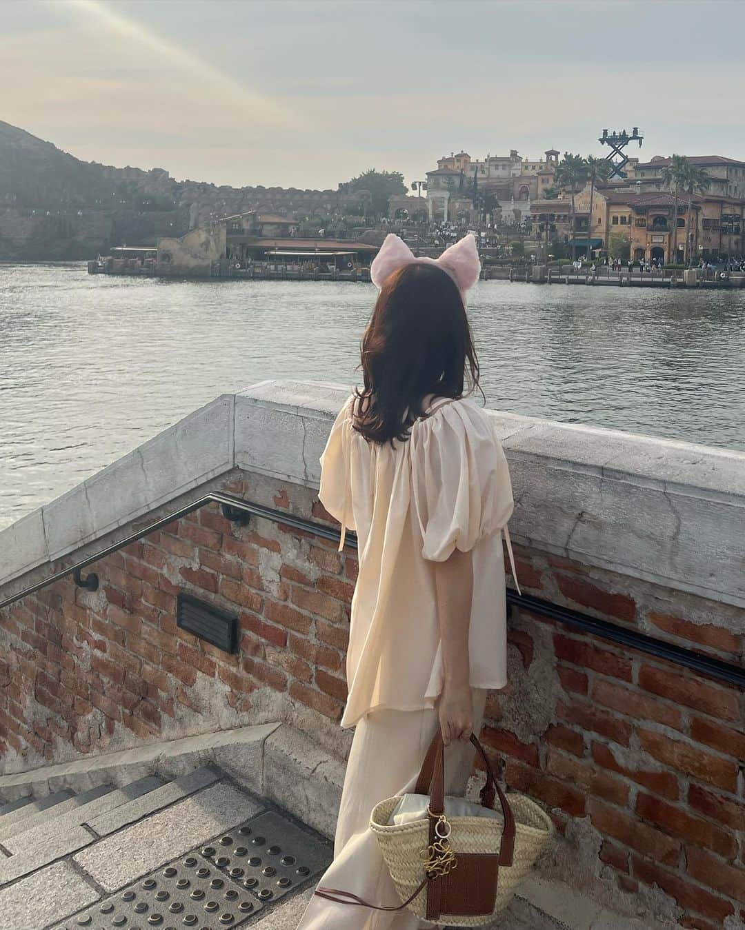吉次玲奈さんのインスタグラム写真 - (吉次玲奈Instagram)「ディズニーコーデ💘  5/17 19:00発売予定のセットアップを着て行ったよ〜可愛すぎる☺︎  彼と最近流行ってるハートポーズ1枚だけ成功したので載せておきます🤫笑  #disneysea #ディズニーシー #vannie_u #ヴァニーユー #loewe #ロエベ #ロエベかごバッグ #カゴバッグ #かごバッグ #20代コーデ #オフショル #骨格ウェーブ #156cmコーデ #大人カジュアル #ブラウス #ブラウスコーデ」5月11日 21時49分 - rena_yoshitsugu