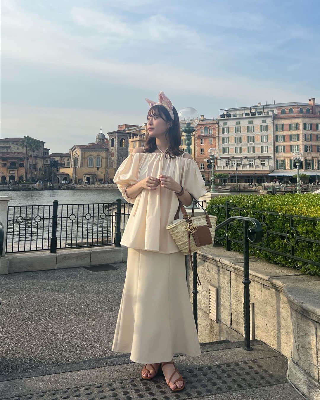 吉次玲奈さんのインスタグラム写真 - (吉次玲奈Instagram)「ディズニーコーデ💘  5/17 19:00発売予定のセットアップを着て行ったよ〜可愛すぎる☺︎  彼と最近流行ってるハートポーズ1枚だけ成功したので載せておきます🤫笑  #disneysea #ディズニーシー #vannie_u #ヴァニーユー #loewe #ロエベ #ロエベかごバッグ #カゴバッグ #かごバッグ #20代コーデ #オフショル #骨格ウェーブ #156cmコーデ #大人カジュアル #ブラウス #ブラウスコーデ」5月11日 21時49分 - rena_yoshitsugu