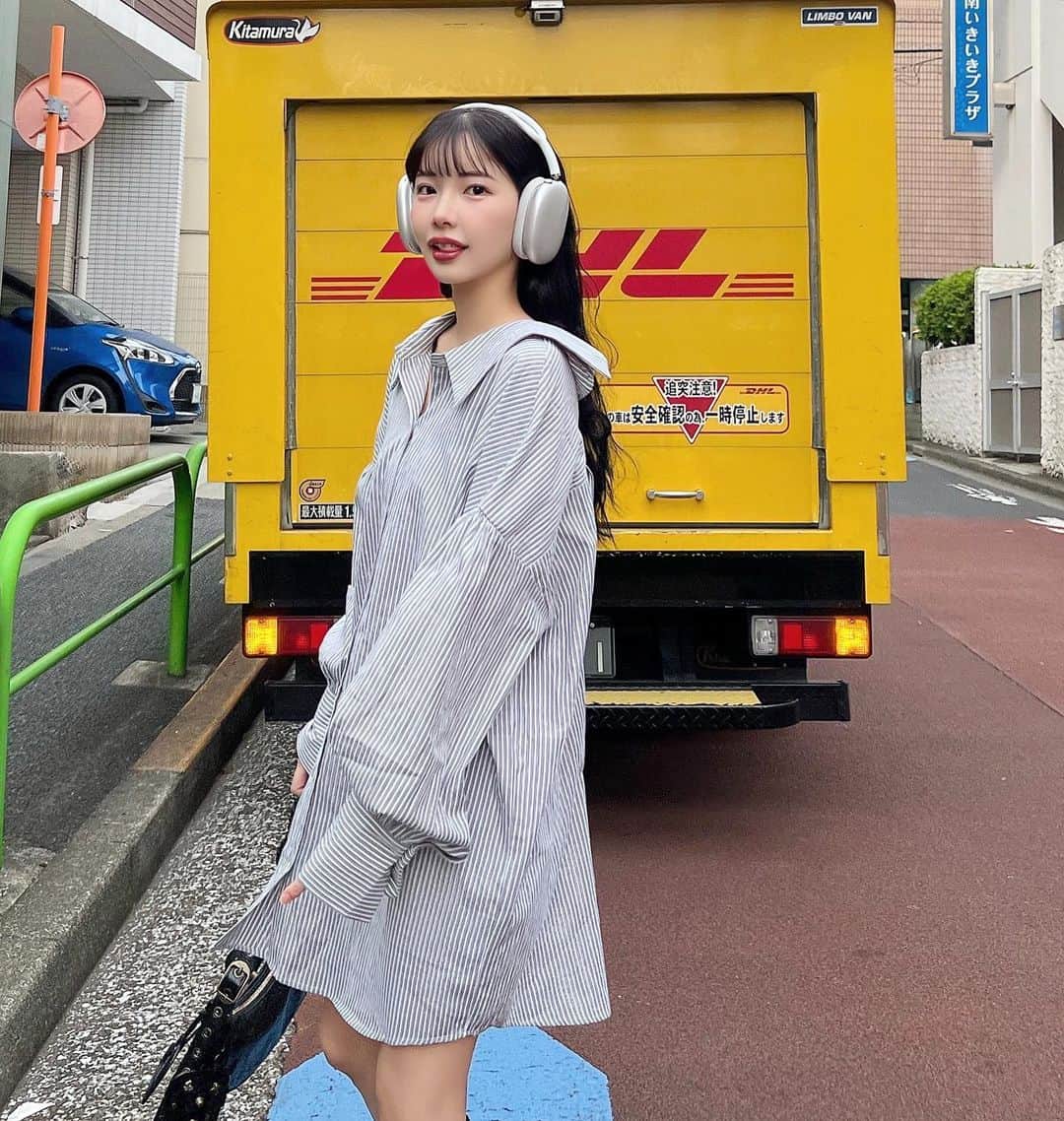 えみ姉のインスタグラム：「ㅤ ㅤ ㅤ一目惚れシャツワンピ🫶🏻♡ ㅤ万能すぎてすぐポチった〜〜〜〜 ㅤ  ㅤ#シャツワンピース #nike #apple #balenciaga #olu #シャツコーデ #ヘッドフォン」