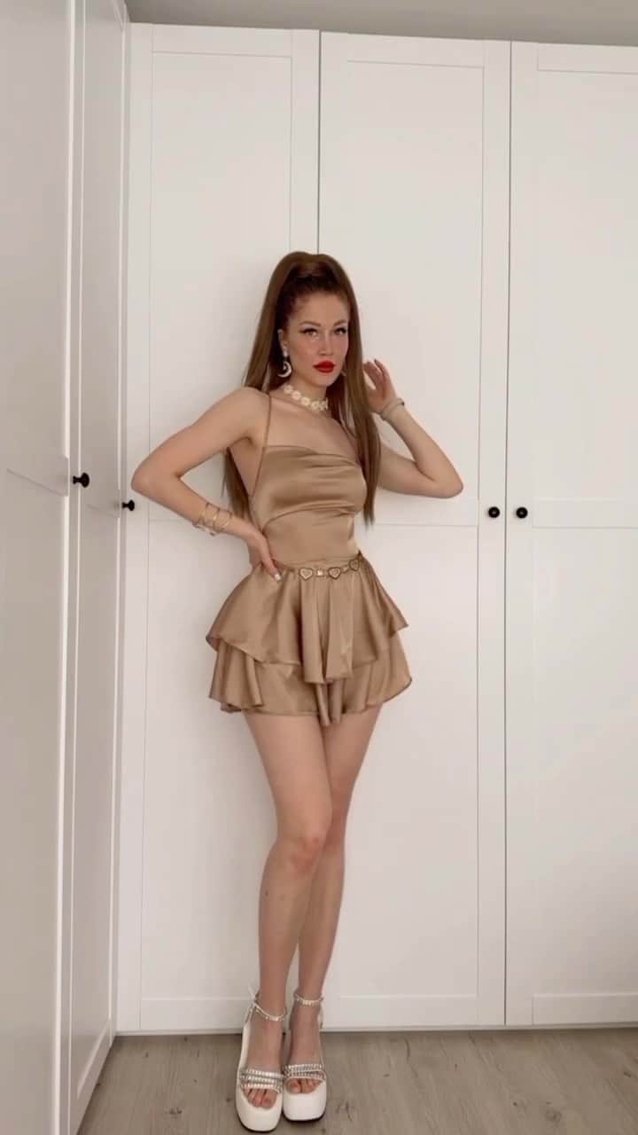 SHEINのインスタグラム：「Champagne dresses and caviar dreams 💛🥂 @endzel_  🔎10588171  #SHEIN #SHEINforAll #SHEINstyle #fashion #chic」