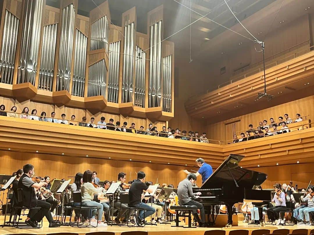 福間洸太朗さんのインスタグラム写真 - (福間洸太朗Instagram)「Last Monday, I had a great pleasure and honor to perform Beethoven's Choral Fantasy with Taiwan Philharmonic, Mo.Jun Märkl and great singers!  It was a nice coincidence to perform it after having played "Beethoven" at the La Folle Journée and having released a new album "Fantasy", and there was another beautiful coincidence that one of the stage staff members was Mr.Isei, the one who took care of me at LFJ for 3 concerts! (photo 5)  It was nice meeting Richard Lin as well, such a great talent!  Thank you to everyone who performed with me / came to hear our concert!    📸攝影写真1-3: 鄭達敬  8日のオペラシティ公演にお越しくださった皆様、主催者様、台湾フィルをはじめ共演してくださった皆様、Mo.準・メルクルさん、有難うございました！ 盛り沢山のプログラム最後に、演奏機会の少ない『合唱幻想曲』を素晴らしい音楽家の皆様と共演でき、幸せでした。リハから温かい雰囲気でした。  LFJからのベートーヴェン繋がり、そして新譜CDから『幻想』繋がりというのも素敵な偶然ですが、なんとLFJのCホール3公演でお世話になった裏方の井清俊博さんがこちらでもスタッフにいらっしゃいました！😳  その節は(特にトルコ行進曲🎹🎹🎹🥁△で)大変お世話になりました!  また、若いリチャード・リンさん🎻からも良い刺激を受けました。（ブルッフも素晴らしかったけど、２曲目のアンコール、凄かった！）いつか共演できたら良いですね。  #TokyoOperaCity #TaiwanPhilharmonic #JunMärkl #RichardLin #Beethoven #ChoralFantasy #YokoYaui #NorikoTanetani #YukiSugiyama #KeiFukui #TakumiYogi #EijiroKai #TheMetropolitanChorusofTokyo #TheOctangleMaleChoir #Aspen #東京オペラシティ #台湾フィルハーモニック #ベートーヴェン #準メルクル #リチャードリン #安井陽子 #種谷典子 #杉山由紀 #福井敬 #与儀巧 #甲斐栄次郎 #東京メトロポリタン合唱団 #八角塔男声合唱団」5月11日 21時53分 - kotarofsky
