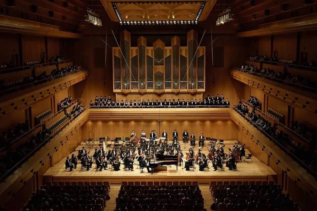 福間洸太朗さんのインスタグラム写真 - (福間洸太朗Instagram)「Last Monday, I had a great pleasure and honor to perform Beethoven's Choral Fantasy with Taiwan Philharmonic, Mo.Jun Märkl and great singers!  It was a nice coincidence to perform it after having played "Beethoven" at the La Folle Journée and having released a new album "Fantasy", and there was another beautiful coincidence that one of the stage staff members was Mr.Isei, the one who took care of me at LFJ for 3 concerts! (photo 5)  It was nice meeting Richard Lin as well, such a great talent!  Thank you to everyone who performed with me / came to hear our concert!    📸攝影写真1-3: 鄭達敬  8日のオペラシティ公演にお越しくださった皆様、主催者様、台湾フィルをはじめ共演してくださった皆様、Mo.準・メルクルさん、有難うございました！ 盛り沢山のプログラム最後に、演奏機会の少ない『合唱幻想曲』を素晴らしい音楽家の皆様と共演でき、幸せでした。リハから温かい雰囲気でした。  LFJからのベートーヴェン繋がり、そして新譜CDから『幻想』繋がりというのも素敵な偶然ですが、なんとLFJのCホール3公演でお世話になった裏方の井清俊博さんがこちらでもスタッフにいらっしゃいました！😳  その節は(特にトルコ行進曲🎹🎹🎹🥁△で)大変お世話になりました!  また、若いリチャード・リンさん🎻からも良い刺激を受けました。（ブルッフも素晴らしかったけど、２曲目のアンコール、凄かった！）いつか共演できたら良いですね。  #TokyoOperaCity #TaiwanPhilharmonic #JunMärkl #RichardLin #Beethoven #ChoralFantasy #YokoYaui #NorikoTanetani #YukiSugiyama #KeiFukui #TakumiYogi #EijiroKai #TheMetropolitanChorusofTokyo #TheOctangleMaleChoir #Aspen #東京オペラシティ #台湾フィルハーモニック #ベートーヴェン #準メルクル #リチャードリン #安井陽子 #種谷典子 #杉山由紀 #福井敬 #与儀巧 #甲斐栄次郎 #東京メトロポリタン合唱団 #八角塔男声合唱団」5月11日 21時53分 - kotarofsky