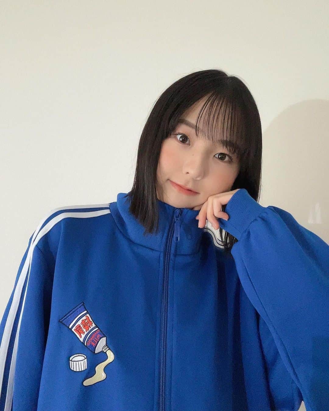 のインスタグラム：「ジャージが可愛すぎる メンバーとおそろです  練乳はまだ苦手なので 頑張って克服します  #ジャージ　#おそろコーデ　#WC #ダブルシー　#青　#練乳」