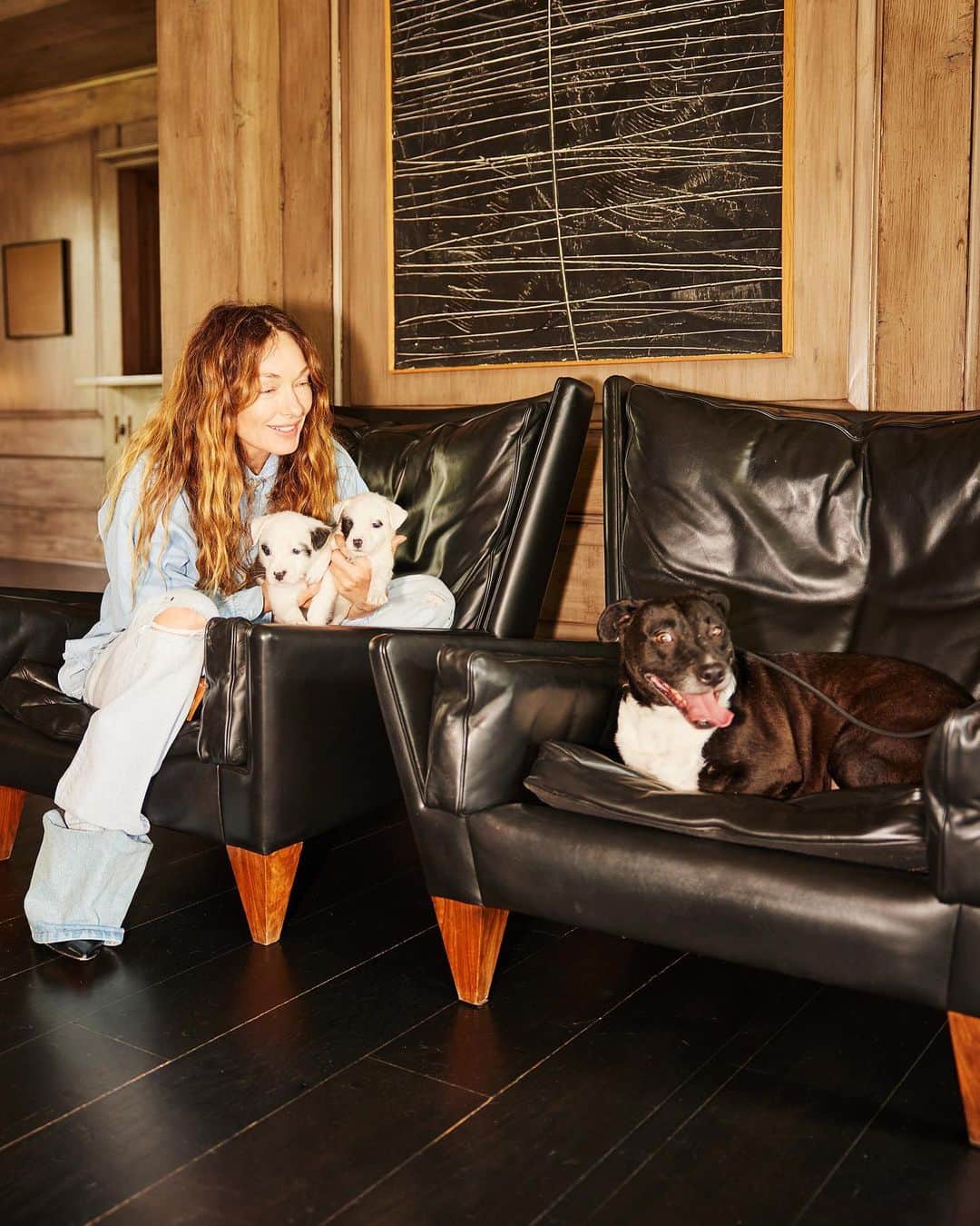 ケリーウェアスラーのインスタグラム：「TAKE ME HOME. Many shelters around the country are at capacity, and forever and foster homes are desperately needed. Over the last several years, my family and I have fostered many pregnant dogs, and we have worked with a variety of animal rescues. We take the mama in and give her tons of love and are there for her delivery. We nurture the babies and the mama for 10-12 weeks until they are ready for adoption, and we then find amazing homes for them all. We also have two rescues, and they love having them as well. It is one of the most gratifying events we do as a family. The Labelle Foundation, an LA-based rescue committed to saving, rehabilitating, and advocating for dogs, has a mission to improve the lives of dogs in need within our community while also educating in responsible pet care. The Labelle team brought two adorable puppies, a Pitbull/Terrier mix named Zuma and Dune… and Neff, a 5-year-old Lab/Pitbull mix, to our home this week, and we immediately fell in love with them. They are now in their foster homes… nothing would make me happier than seeing these dogs find their forever homes. Please DM me or DM The Labelle Foundation for information! XK」