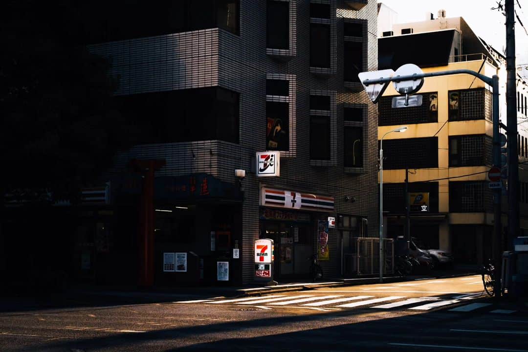 Takashi Yasuiさんのインスタグラム写真 - (Takashi YasuiInstagram)「ある種の静けさを感じられる写真が理想。難しいけど。  #TakashiYasui #SPiCollective #filmic_streets #ASPfeatures #photocinematica #STREETGRAMMERS #street_storytelling #bcncollective #ifyouleave #sublimestreet #streetfinder #timeless_streets #MadeWithLightroom #worldviewmag #hellofrom #mediciism #reco_ig」5月11日 21時55分 - _tuck4