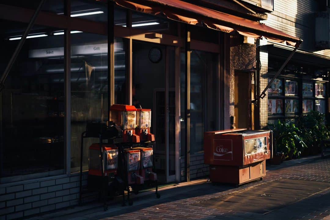Takashi Yasuiさんのインスタグラム写真 - (Takashi YasuiInstagram)「ある種の静けさを感じられる写真が理想。難しいけど。  #TakashiYasui #SPiCollective #filmic_streets #ASPfeatures #photocinematica #STREETGRAMMERS #street_storytelling #bcncollective #ifyouleave #sublimestreet #streetfinder #timeless_streets #MadeWithLightroom #worldviewmag #hellofrom #mediciism #reco_ig」5月11日 21時55分 - _tuck4