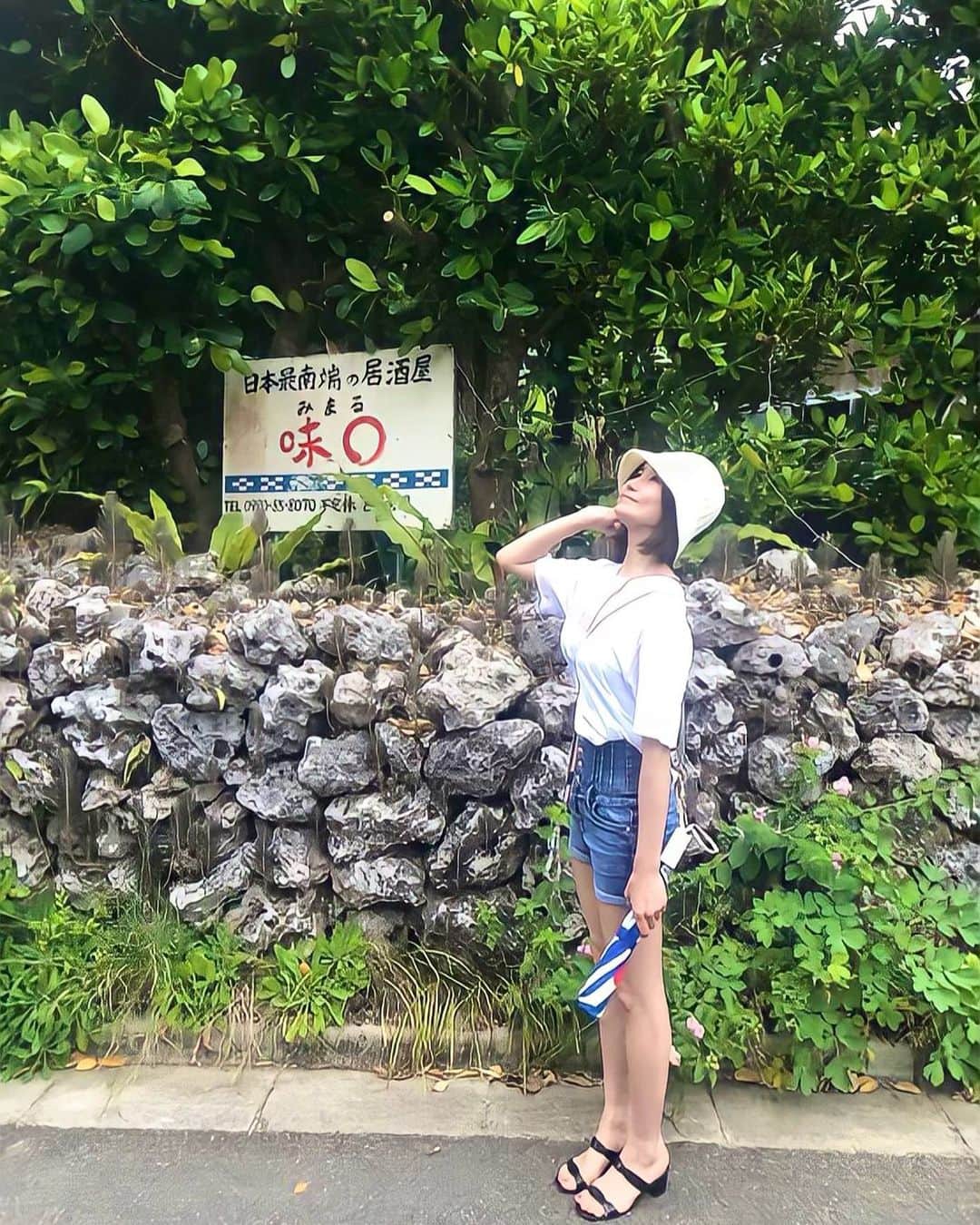 明里ともかのインスタグラム：「全員に好かれる必要はなくて、  「お出口はあちらです♪」  マインドで生きてます  ・ ・ ・ #沖縄 #波照間島」