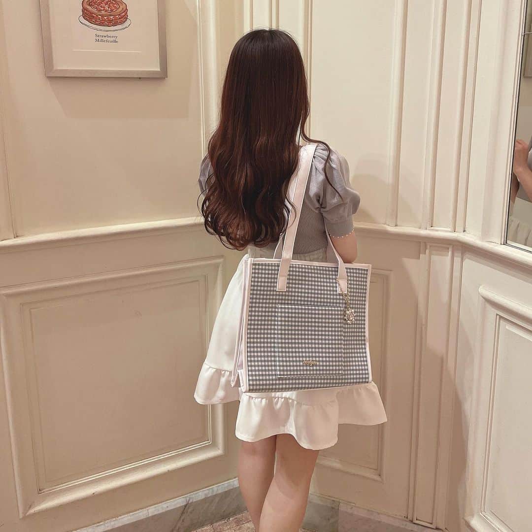 evelyn.coordinateのインスタグラム：「♡  𝒏𝒐𝒗𝒆𝒍𝒕𝒚 𝒇𝒂𝒊𝒓 𝑺𝒕𝒂𝒓𝒕  5/12より¥17,000以上お買い上げで オリジナルA4トートバッグをプレゼント❤︎  ぜひこの機会にゲットしてみてください🙌🏻  着用アイテム #ポイントパールニット color ♡  OW / PI / IGY / BK price ♡ ¥5,900(taxin)  #2wayフレアSK color ♡  OW / IGY / GCK / BK price ♡ ¥6,400(taxin)  #evelyn #エブリン #ガーリーコーデ #甘めスタイル #甘めコーデ #清楚コーデ #可愛い  #girly #feminine #パステル #girl #低身長コーデ #l4l #f4f #follow #フォロー #ファッション #fashion #ootd #evelynコーデ #フェミニンコーデ」