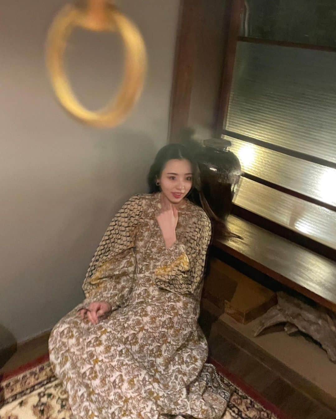 川村真洋のインスタグラム：「🐼🐼  大好きな人と。 美味しいご飯に、話も楽しくて。。 忙しなくあっとゆーまに過ぎた時間😶‍🌫️❤️  3枚目は何を凝視してるのか分からない。」